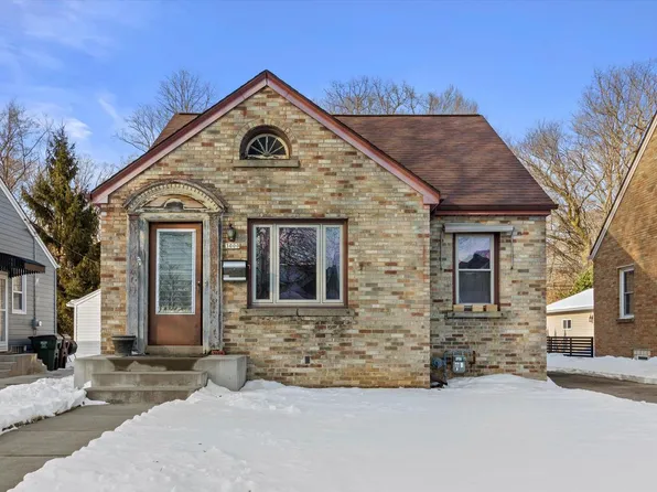 3000 East Crawford AVENUE, Saint Francis, WI 53235