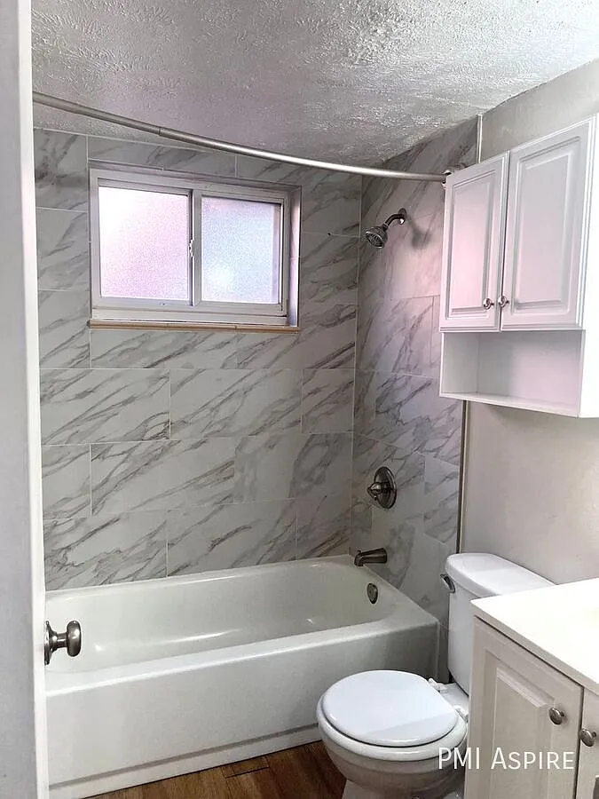 Move In Special! 2 Weeks Free Plus Lower Security Deposit! Spacious 2 Bed, 1 Bath First Floor Apt... — Photo 2