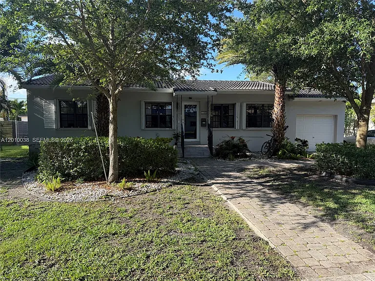 1140 Wren Ave — Photo 2