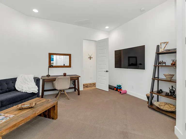 2041 E Fallen Leaf Ln — Photo 17