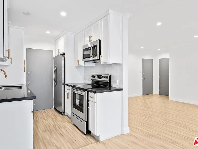 960 Larrabee St #214 — Photo 13