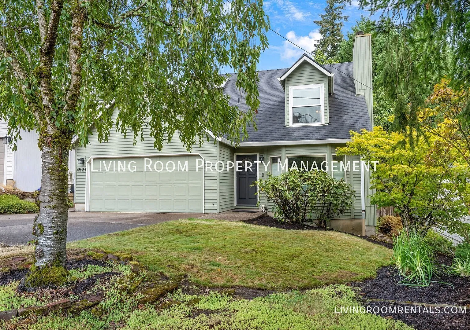 A Peaceful SW Portland Retreat with a Fenced Backyard, Deck & Room to Spread Out — Photo 3