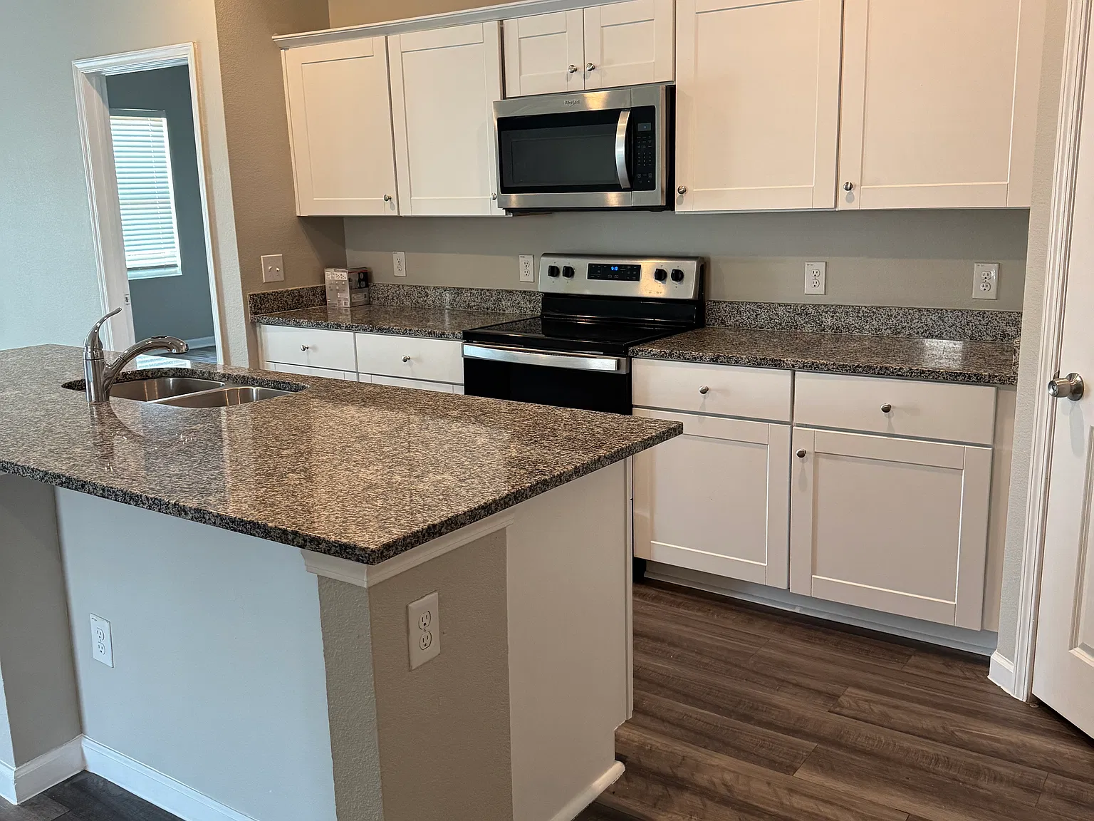 4 bed, 1827 sqft, $2,350 — Photo 2