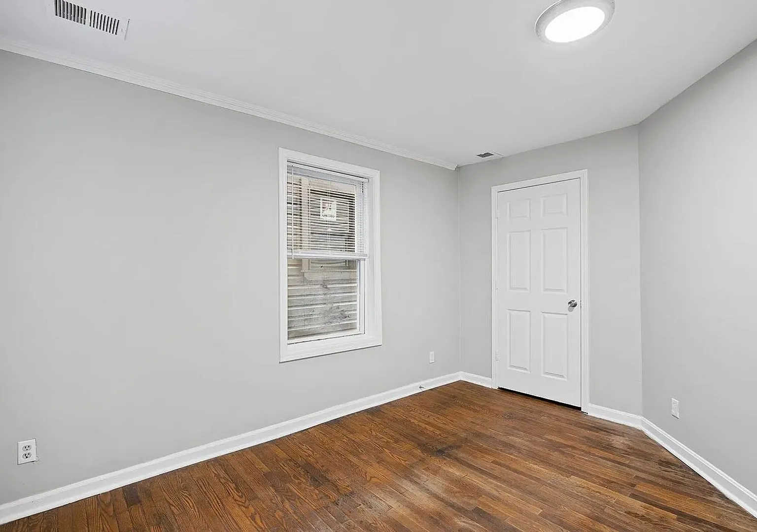 Stunning! Three Bedroom House! — Photo 4