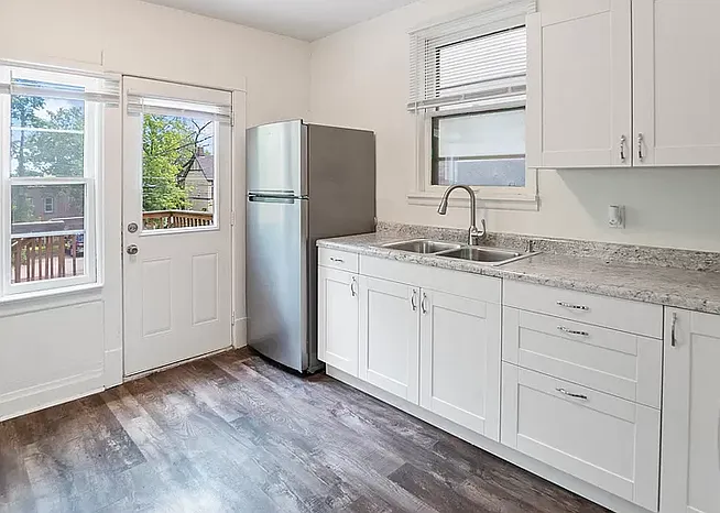 2 bed, 950 sqft, $1,550 — Photo 3