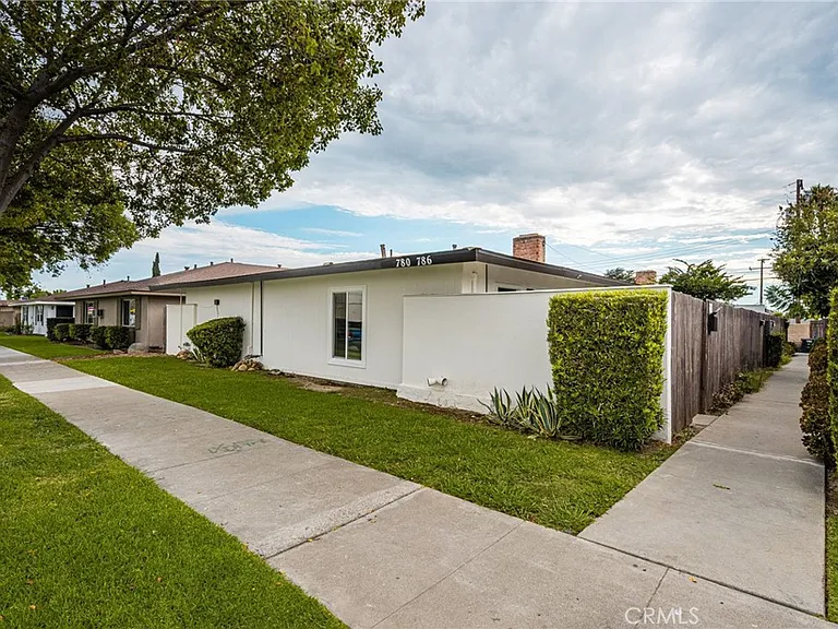780 N Shattuck Pl — Photo 2