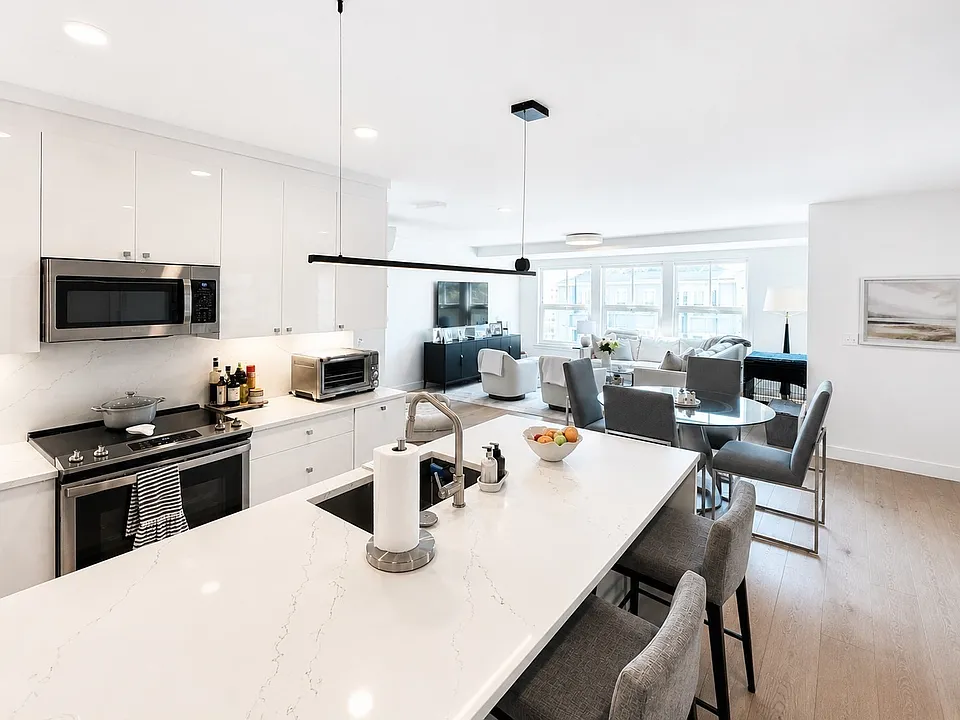 654 E Broadway #302