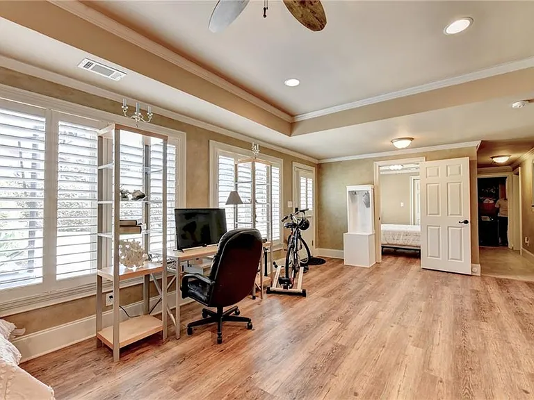 8910 Pinehurst Cv — Photo 87