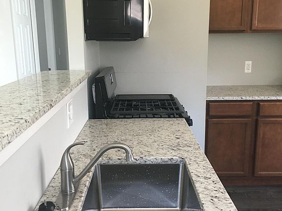 3rd image of 2189 Hemlock Dr