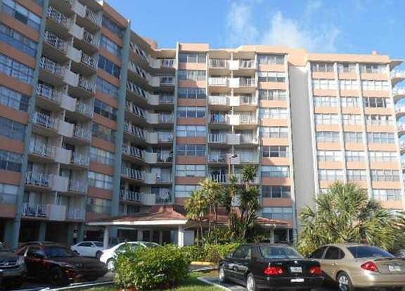 2nd image of 1200 NE Miami Gardens Dr APT 921W