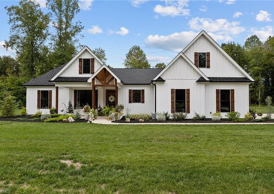 1st image of 402 Country Club Dr