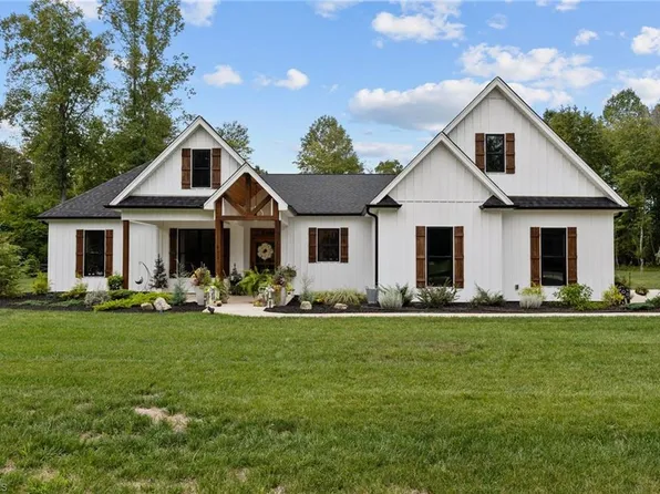 402 Country Club Dr, Stoneville, NC 27048