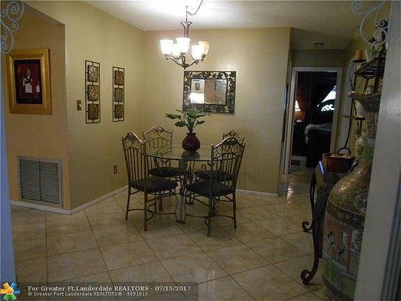 HUGE EAT-IN KITCHEN BREAKFAST AREA