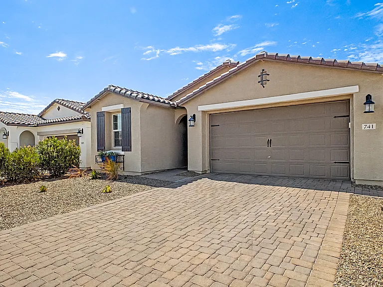741 E Liberty Ln — Photo 4
