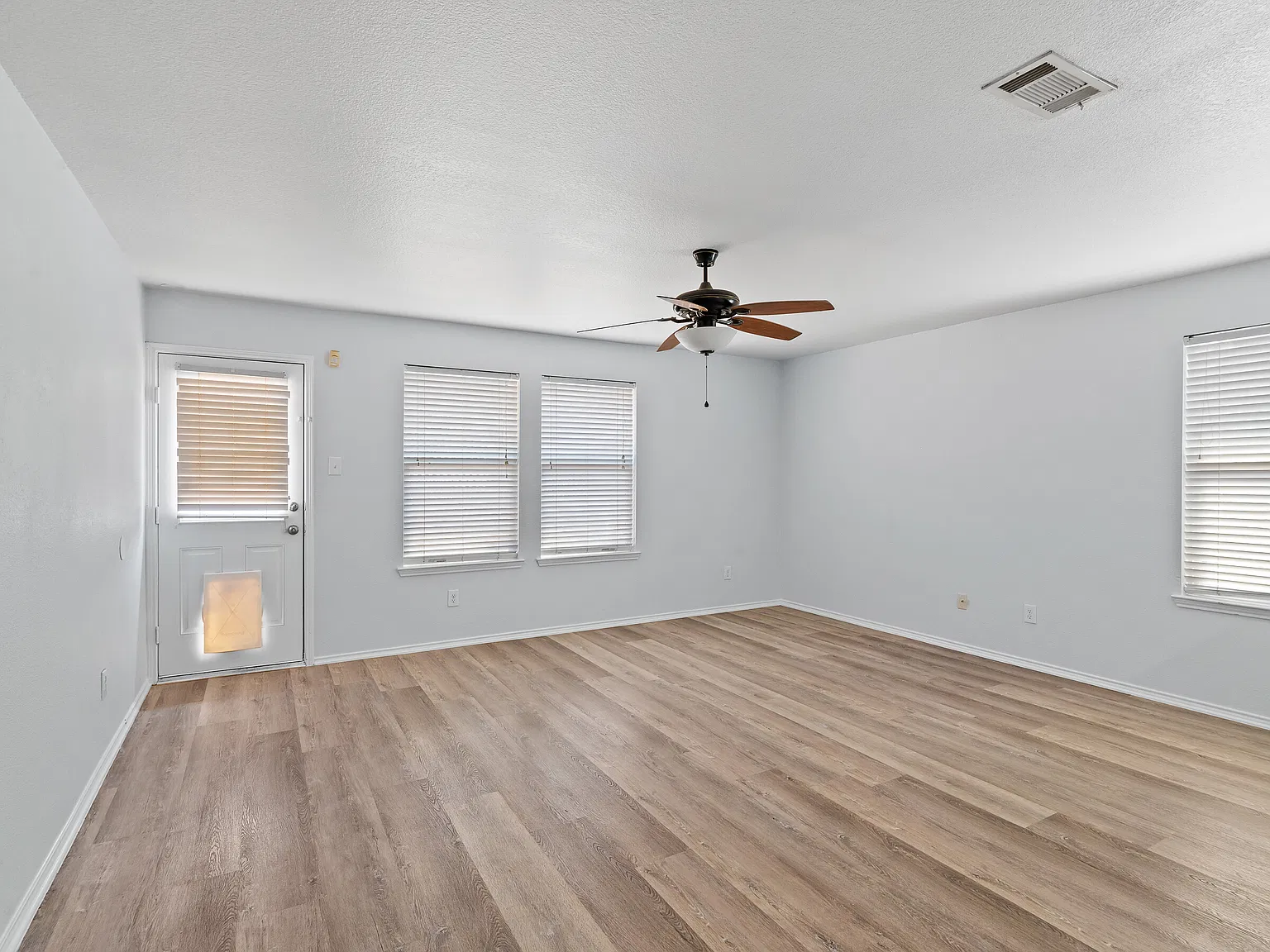 3 bed, 1376 sqft, $2,100 — Photo 3
