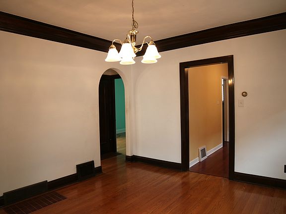 4th image of 2529 Collins St APT 2