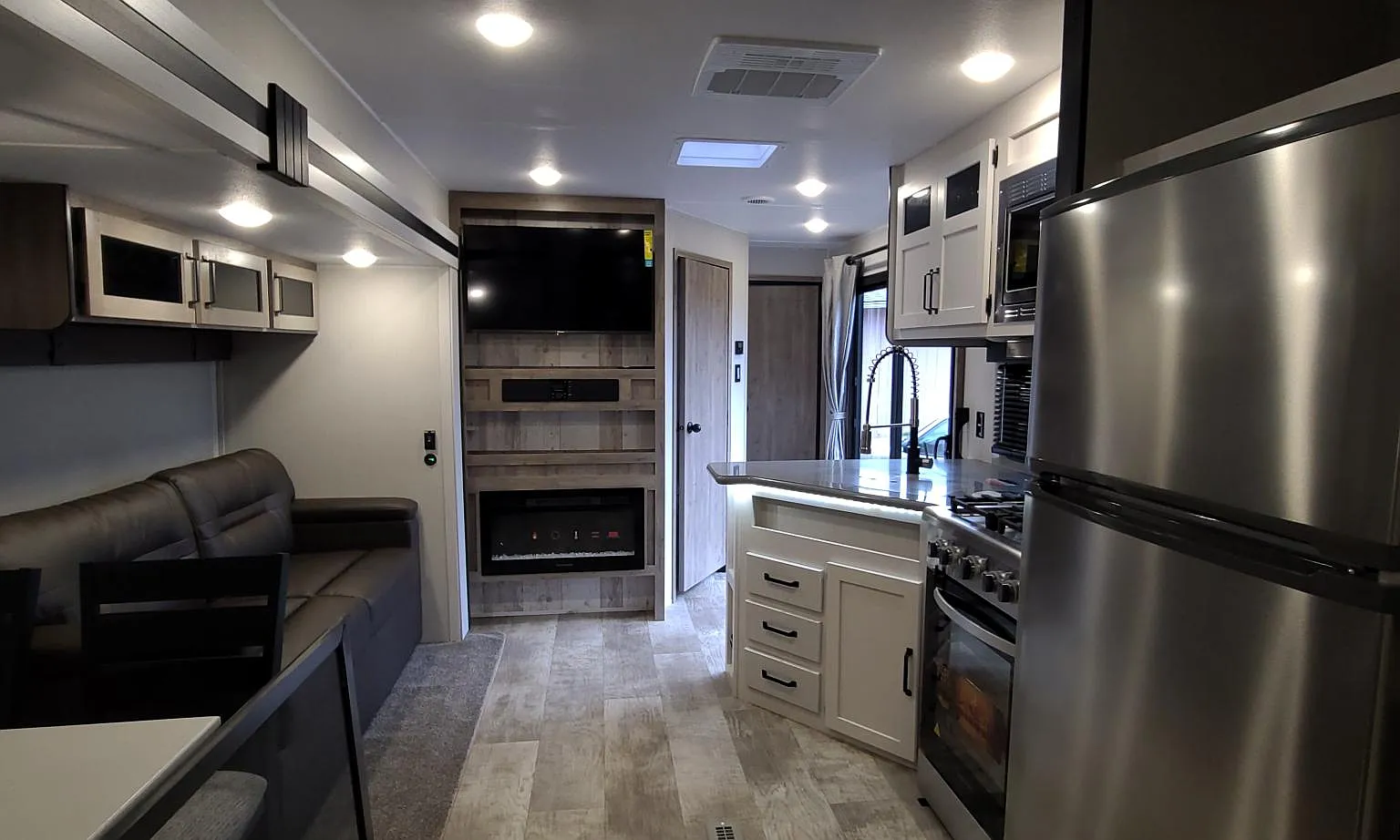 2 bed, 1.5 bath, 500 sqft, $1,800 — Photo 1