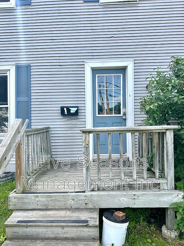4 bed, 1.5 bath, 1200 sqft, $2,700 — Photo 2