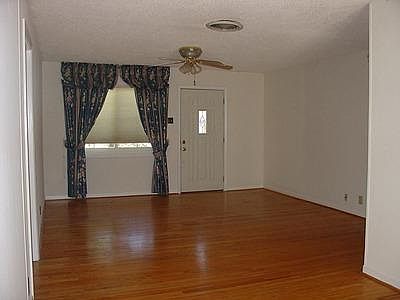 3rd image of 1409 Glenmore Forest St