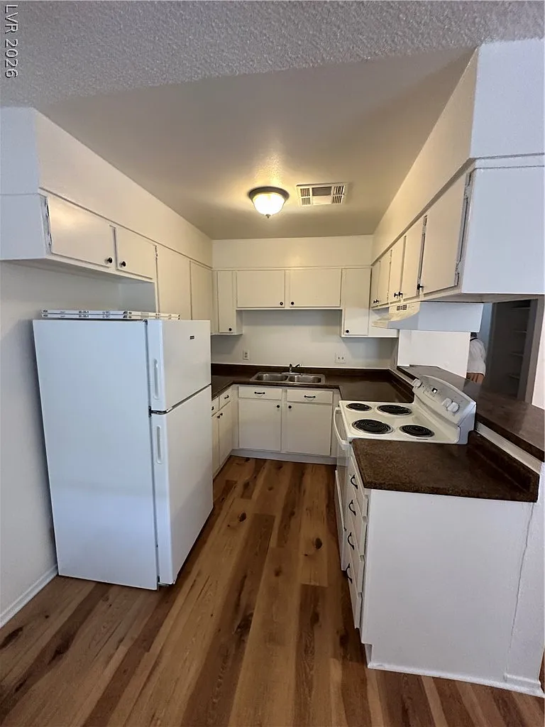 2 bed, 1.0 bath, 2924 sqft, $895 — Photo 3