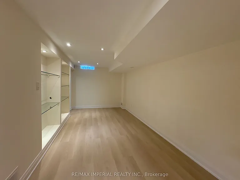70 Maffey Cres — Photo 15