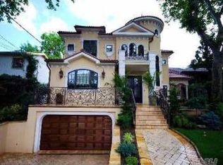 15823 Riverside Dr, Beechhurst, NY 11357