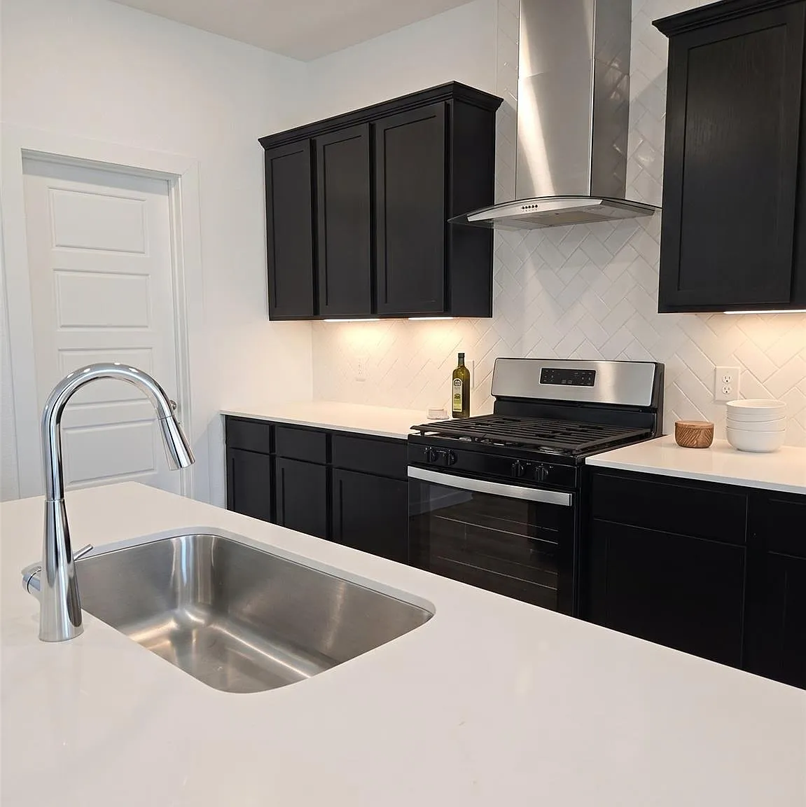 3 bed, 2.5 bath, 1880 sqft, $2,350 — Photo 2