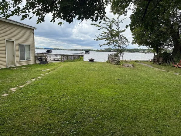 701 Lake Shore Dr, Wauconda, IL 60084