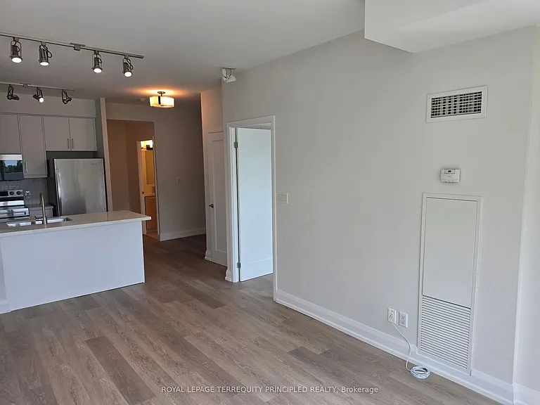 3391 Bloor St W #301 — Photo 10