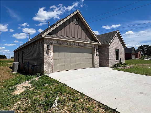 2nd image of 840 Ann Pl
