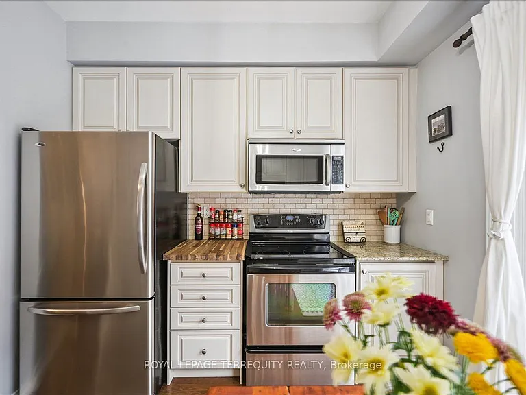 101 The Queensway #Townhouse 2 — Photo 20