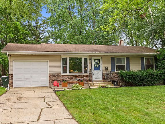 2nd image of 203 Lilac Ln