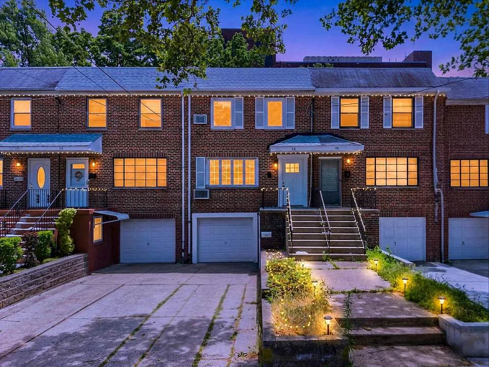 32 College St