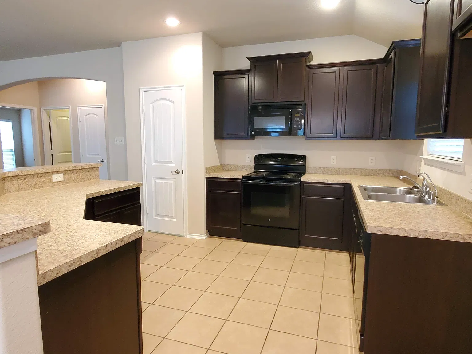 3 bed, 1664 sqft, $1,900 — Photo 3