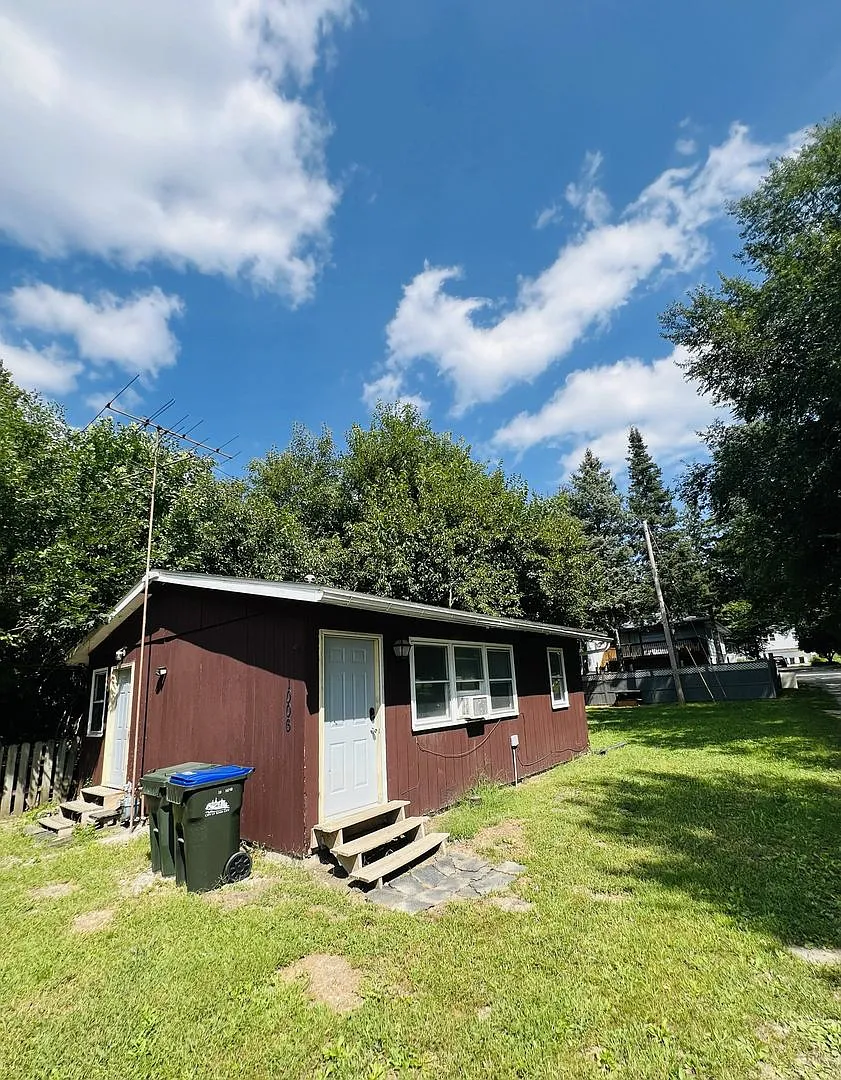Charming 2-Bedroom Home Near Downtown Iowa City — Photo 1