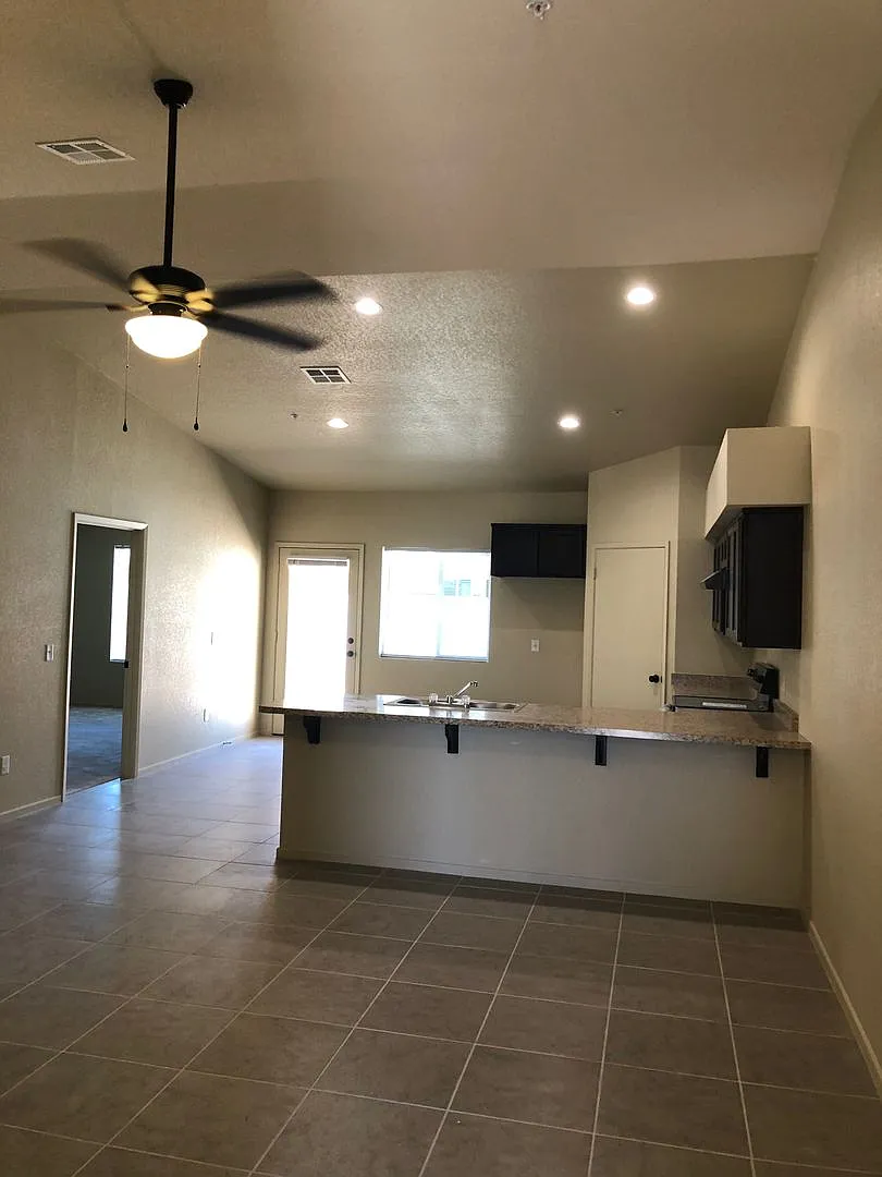 3 bedroom Townhome in Desert Sky! — Photo 2