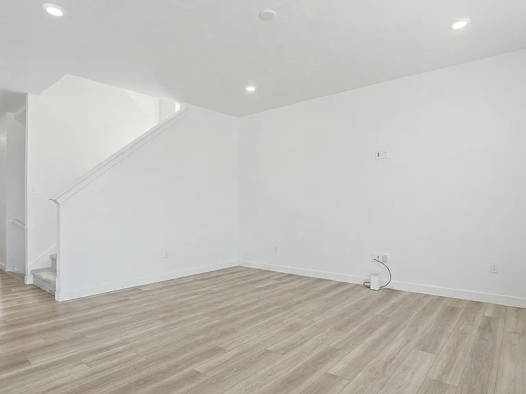 154 E Parade Ave — Photo 10