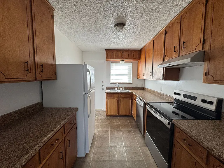 805 W Dean Ave — Photo 7