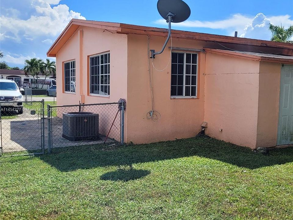 2nd image of 861 Curtiss Dr