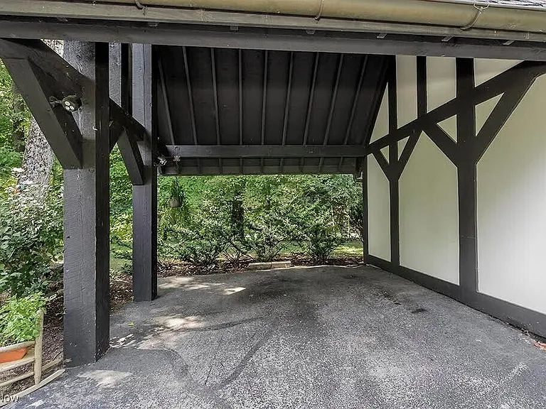 7020 S Woodland Rd — Photo 2