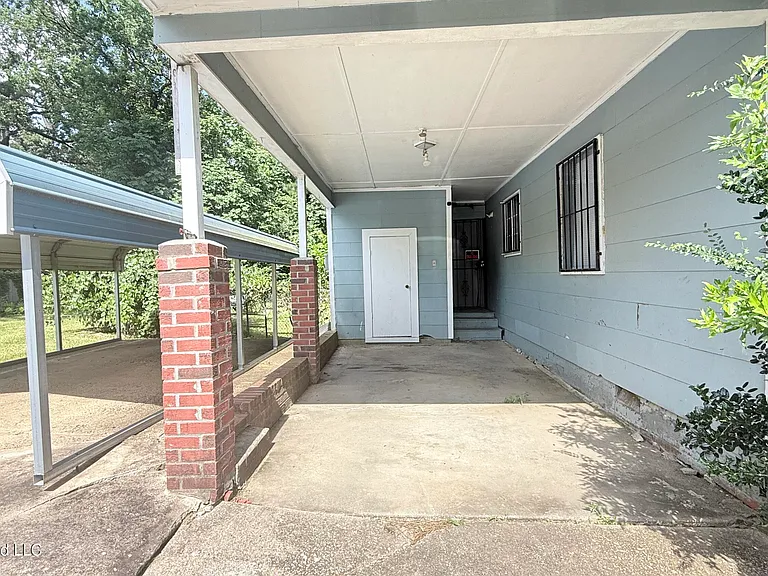 2904 Woodside Dr — Photo 2