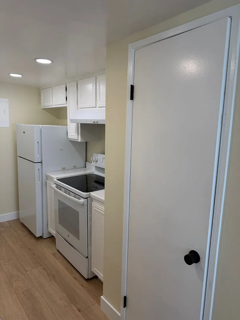 2-Story 2 Bed, 1 bath condo — Photo 3