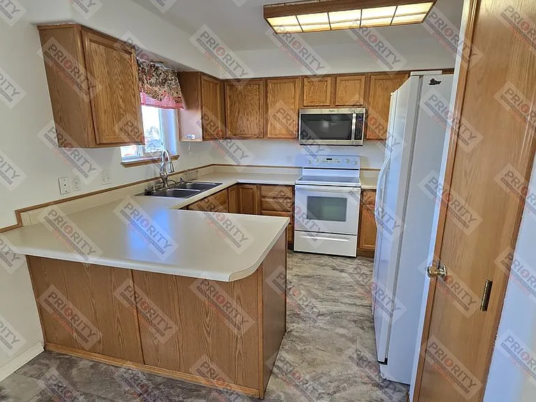 831 Sutherland Cove Ln — Photo 5