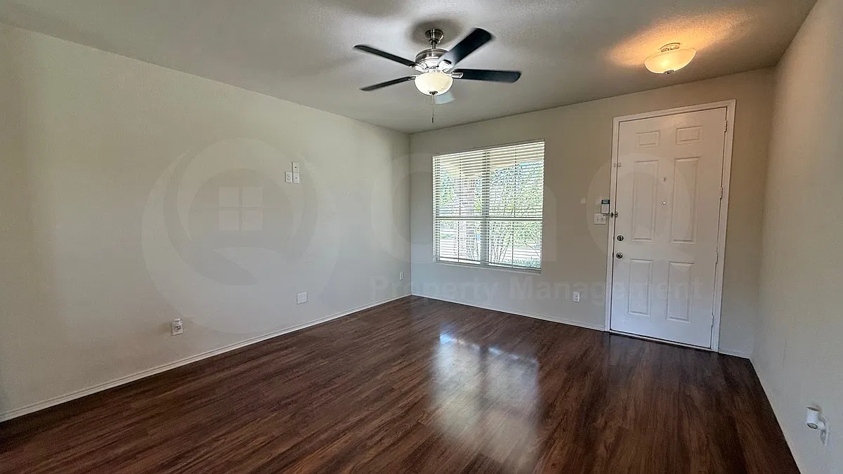 3 bed, 2.5 bath, 1411 sqft, $2,100 — Photo 4