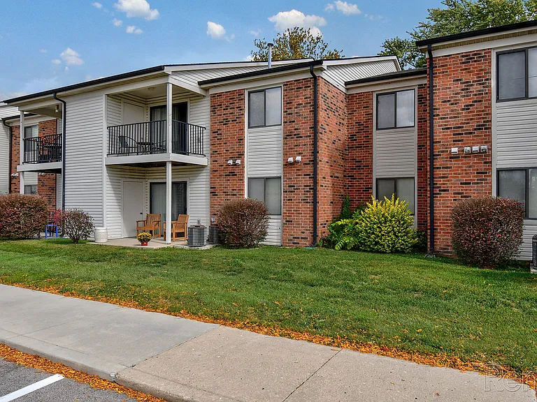 Hickory Knoll Apartments — Photo 31