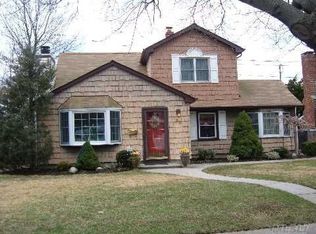 28 Dogwood Ln, Levittown, NY 11756