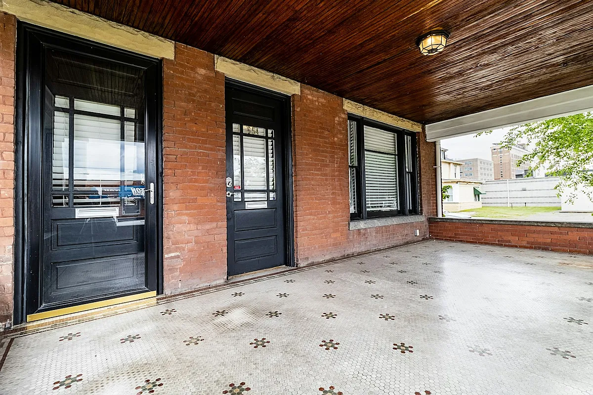 Building Photo - 654 6th Ave #1