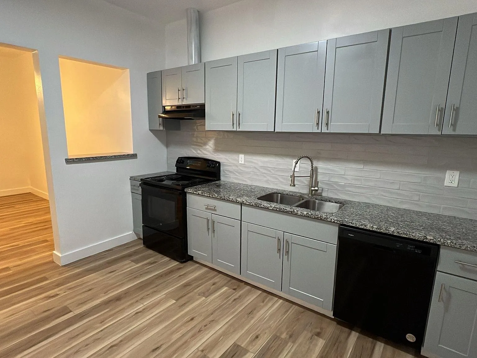 2 bed, 1.0 bath, 850 sqft, $1,250 — Photo 2