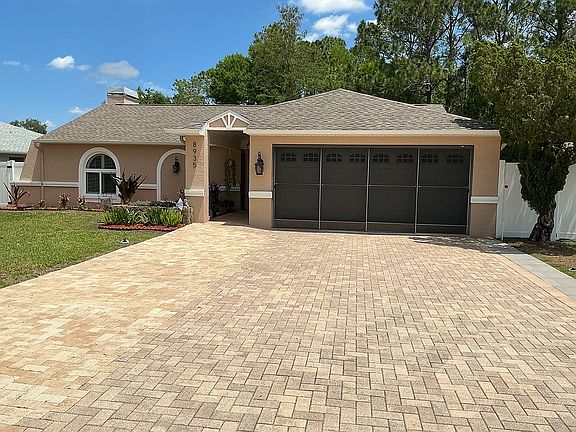 Can park 6 cars in driveway 