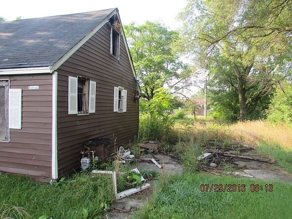 3rd image of 924 E 15th St